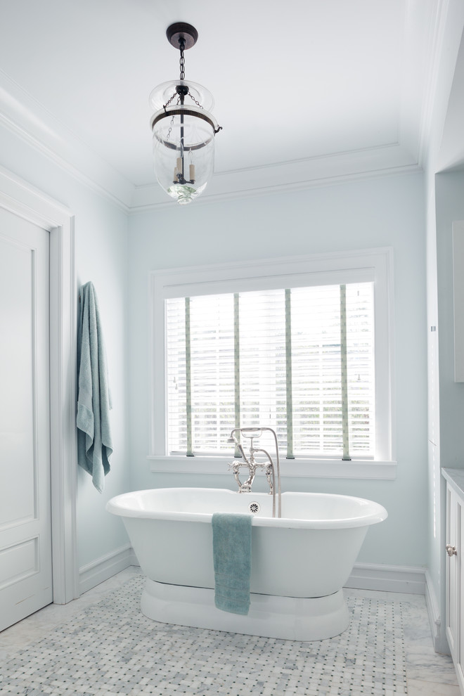 Diseño de cuarto de baño principal costero de tamaño medio con bañera exenta, baldosas y/o azulejos azules y paredes azules