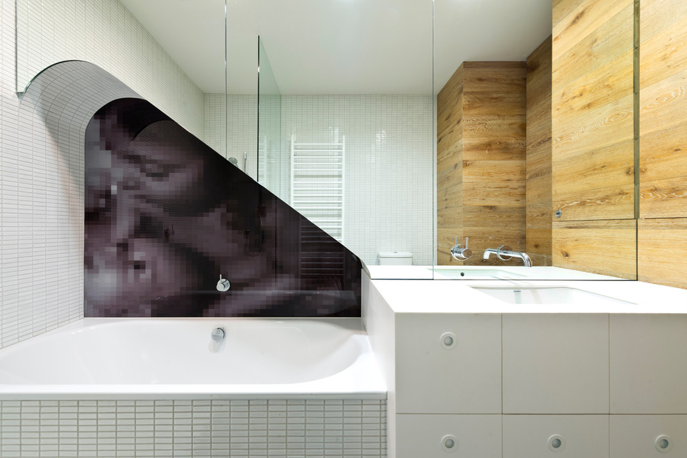 Idee per una stanza da bagno design con lavabo sottopiano, vasca ad alcova e piastrelle a mosaico