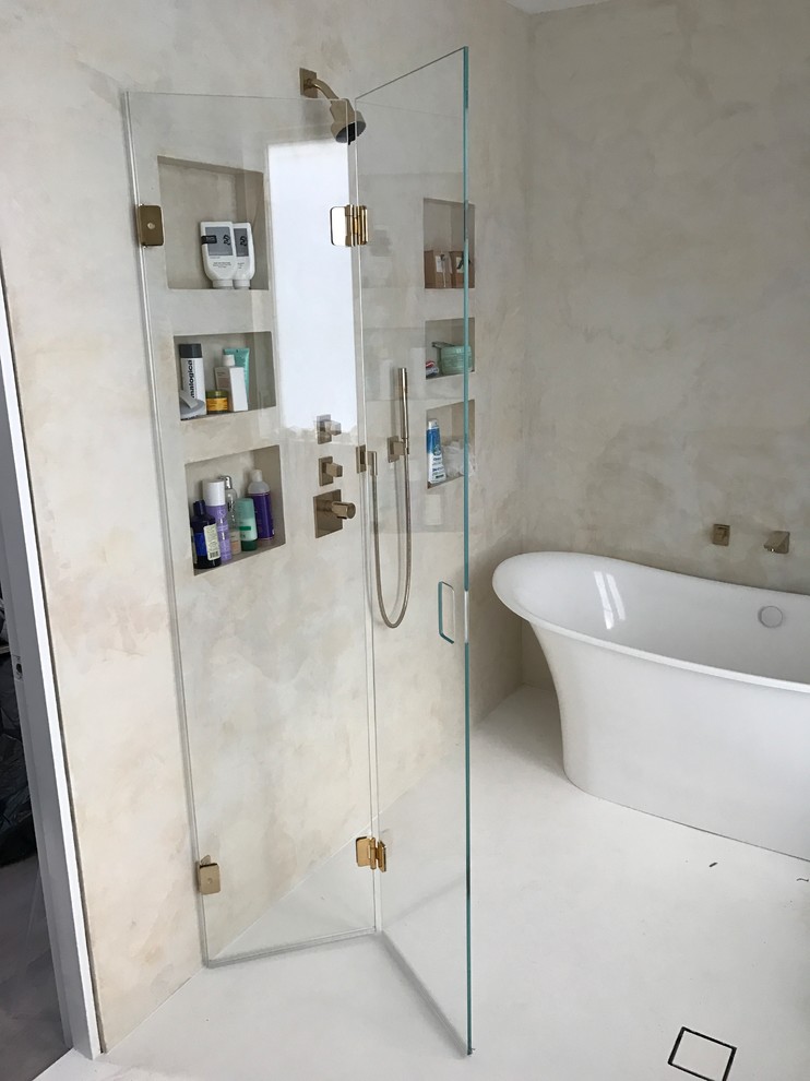Inspiration för små moderna en-suite badrum, med en dusch/badkar-kombination, cementkakel och bänkskiva i glas