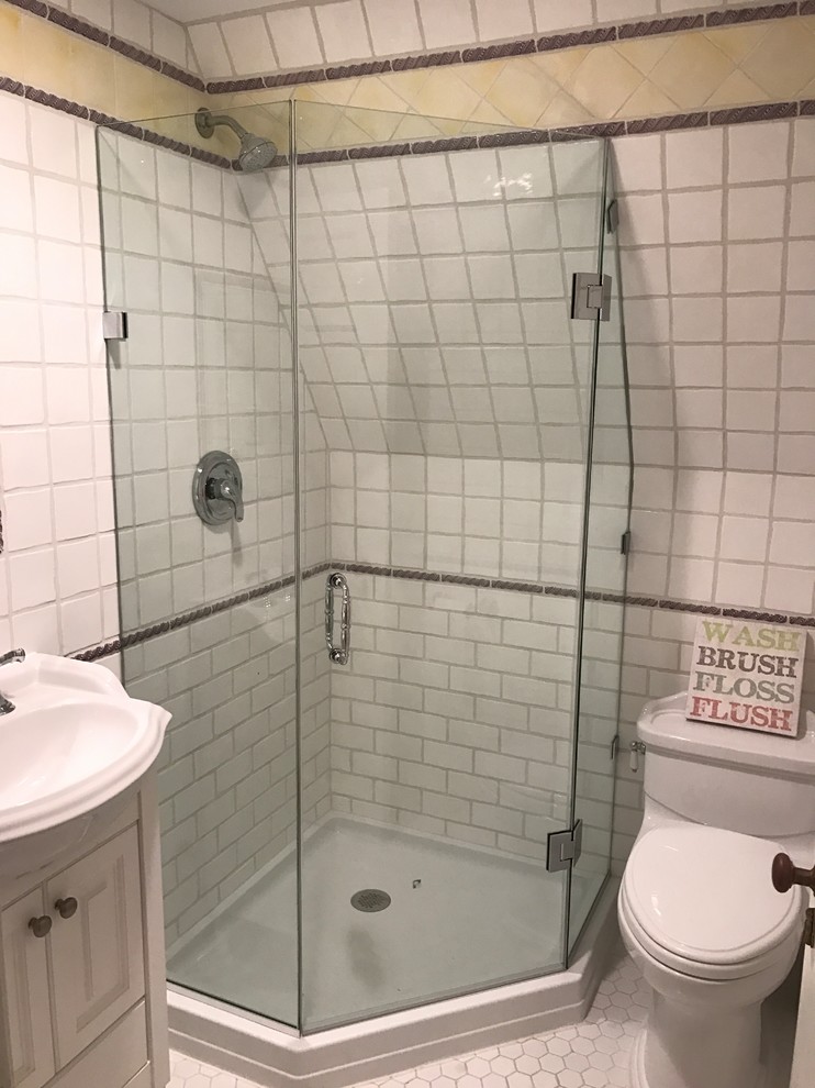 Foto de cuarto de baño principal moderno de tamaño medio con armarios abiertos, bañera esquinera, combinación de ducha y bañera, baldosas y/o azulejos de cemento, encimera de vidrio y ducha abierta