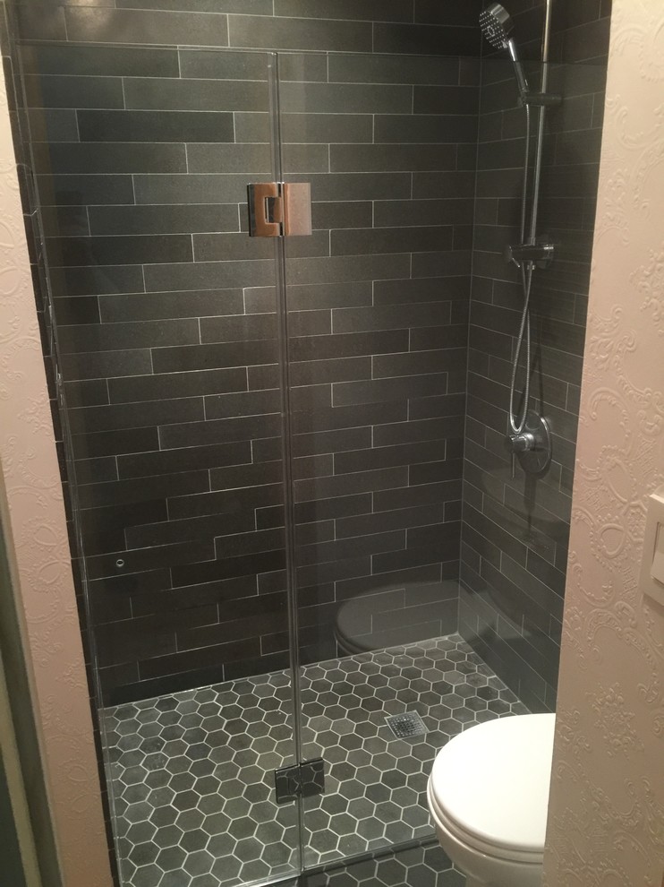 Ispirazione per una stanza da bagno padronale minimalista di medie dimensioni con nessun'anta, vasca ad angolo, vasca/doccia, piastrelle di cemento, top in vetro e doccia aperta