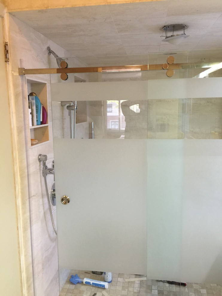 Modern inredning av ett mellanstort en-suite badrum, med öppna hyllor, ett hörnbadkar, en dusch/badkar-kombination, cementkakel, bänkskiva i glas och med dusch som är öppen