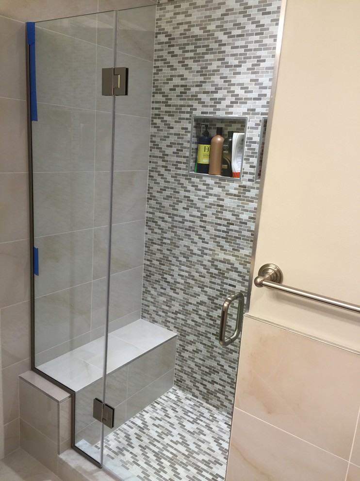 Idee per una stanza da bagno padronale minimalista di medie dimensioni con nessun'anta, vasca ad angolo, vasca/doccia, piastrelle di cemento, top in vetro e doccia aperta