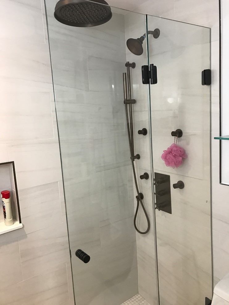 Idées déco pour une petite salle de bain principale moderne avec un combiné douche/baignoire, des carreaux de béton et un plan de toilette en verre.