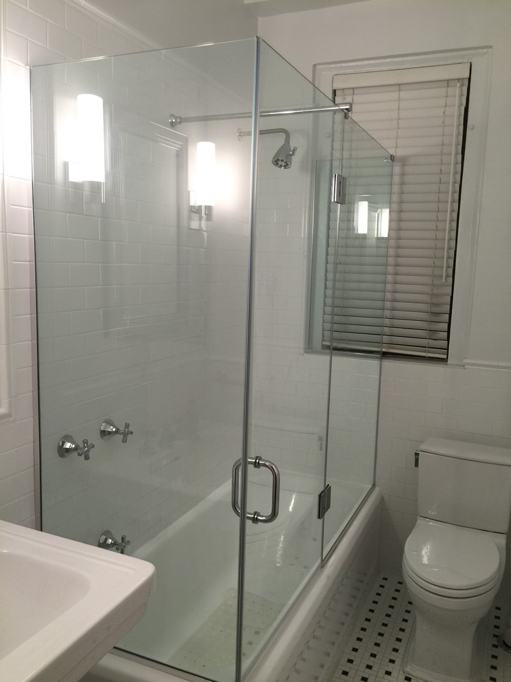 Inredning av ett modernt mellanstort en-suite badrum, med en dusch/badkar-kombination, cementkakel, bänkskiva i glas, med dusch som är öppen, öppna hyllor och ett hörnbadkar