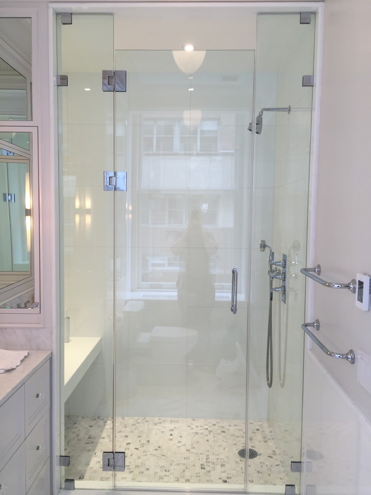 Ejemplo de cuarto de baño principal minimalista de tamaño medio con armarios abiertos, combinación de ducha y bañera, baldosas y/o azulejos de cemento, encimera de vidrio y ducha abierta