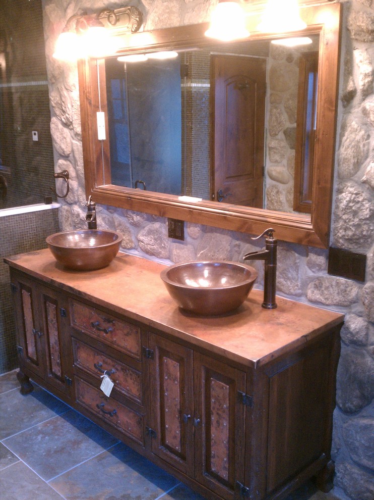 Idee per una stanza da bagno stile americano con ante lisce, ante marroni e lavabo a bacinella