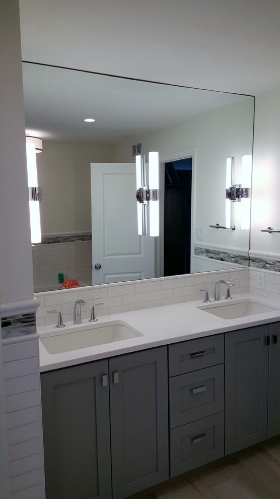 Modern inredning av ett mellanstort en-suite badrum, med ett undermonterad handfat, skåp i shakerstil, grå skåp, bänkskiva i kvarts, en öppen dusch, en toalettstol med hel cisternkåpa, vit kakel, porslinskakel, vita väggar och klinkergolv i porslin