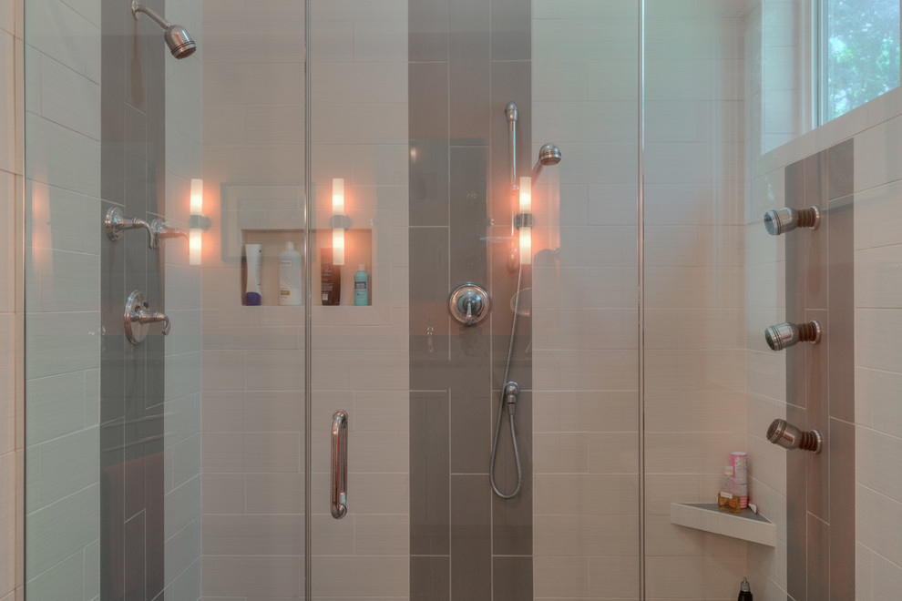 Стильный дизайн: главная ванная комната среднего размера в стиле модернизм с плоскими фасадами, серыми фасадами, серой плиткой, плиткой кабанчик, полом из керамической плитки, столешницей из кварцита, отдельно стоящей ванной, синими стенами и душем в нише - последний тренд