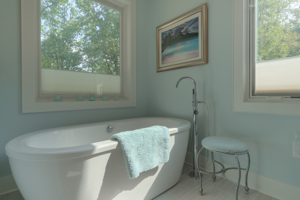 На фото: главная ванная комната среднего размера в морском стиле с плоскими фасадами, серыми фасадами, отдельно стоящей ванной, серой плиткой, плиткой кабанчик, полом из керамической плитки, столешницей из кварцита и синими стенами