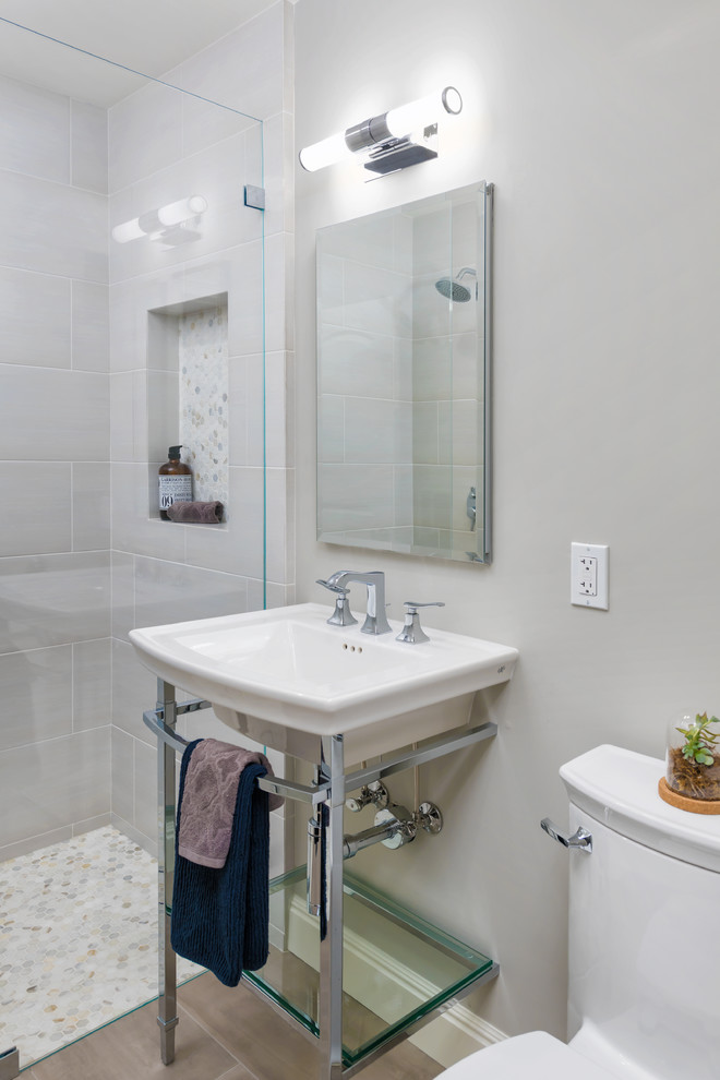 Kleines Klassisches Duschbad mit bodengleicher Dusche, Toilette mit Aufsatzspülkasten, beigen Fliesen, Porzellanfliesen, grauer Wandfarbe, Porzellan-Bodenfliesen, grauem Boden, Falttür-Duschabtrennung und Waschtischkonsole in San Francisco