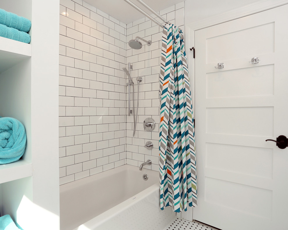 Exemple d'une douche en alcôve moderne de taille moyenne pour enfant avec un mur blanc, un carrelage blanc, une baignoire posée, des carreaux de porcelaine et un sol en carrelage de porcelaine.