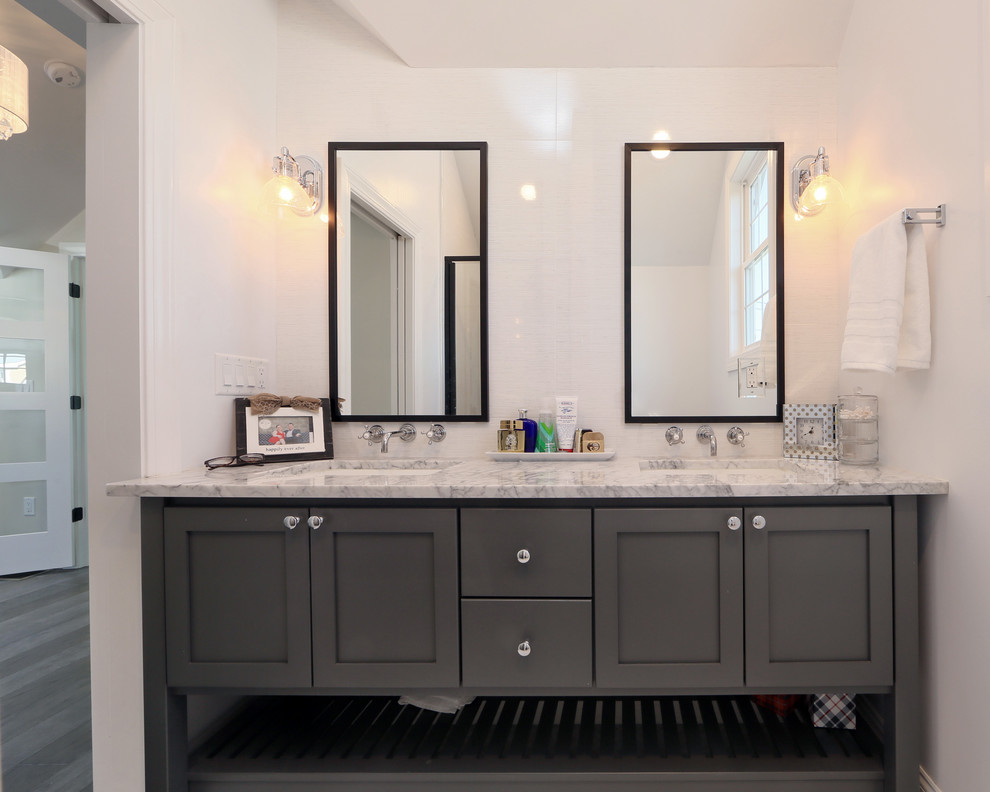 На фото: главная ванная комната среднего размера в стиле модернизм с фасадами в стиле шейкер, серыми фасадами, белыми стенами, врезной раковиной и мраморной столешницей