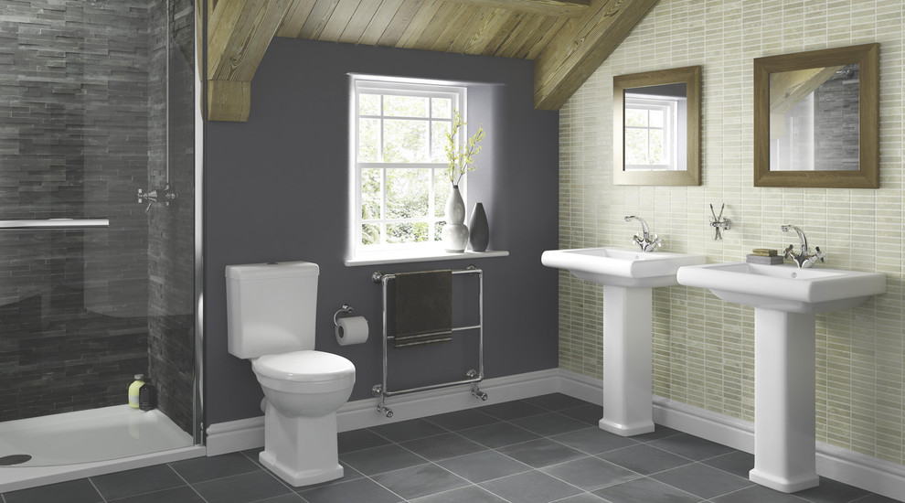 Idéer för stora funkis en-suite badrum, med ett väggmonterat handfat, en hörndusch, en toalettstol med hel cisternkåpa, grå väggar, klinkergolv i keramik och grå kakel
