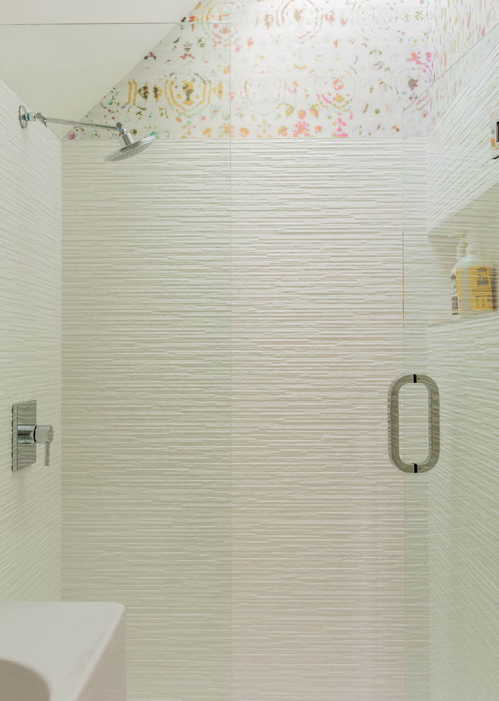 Kleines Modernes Duschbad mit offener Dusche, Wandtoilette, weißen Fliesen, Keramikfliesen, bunten Wänden, Marmorboden, Wandwaschbecken, weißem Boden und Falttür-Duschabtrennung in Boston