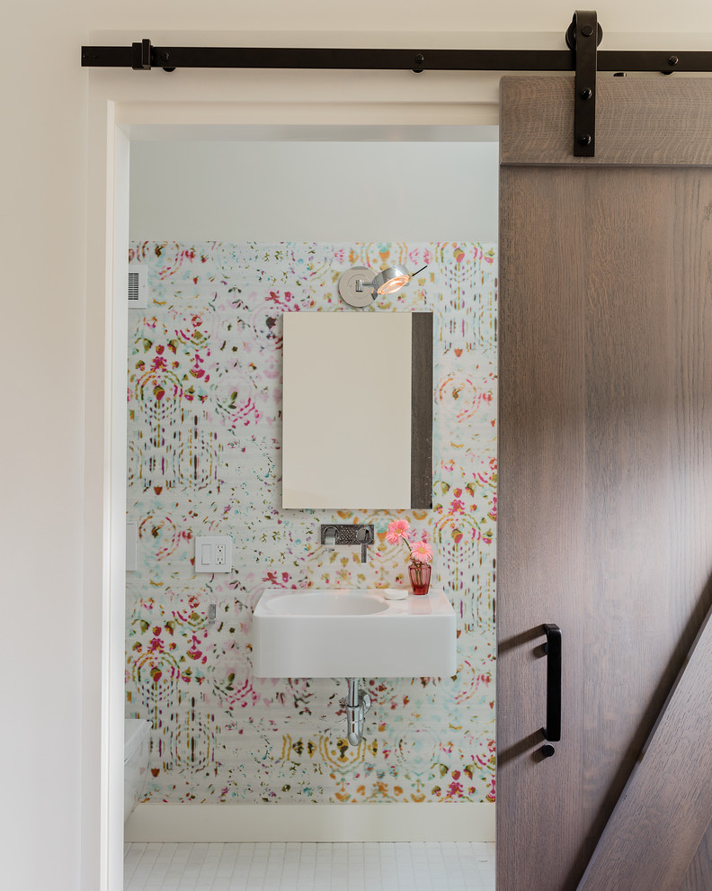Cette photo montre une petite salle d'eau chic avec une douche ouverte, WC suspendus, un carrelage blanc, des carreaux de céramique, un mur multicolore, un sol en marbre, un lavabo suspendu, un sol blanc et une cabine de douche à porte battante.