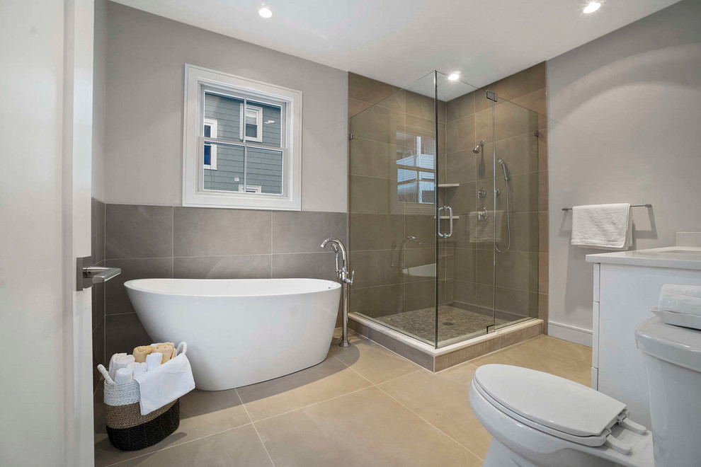 На фото: большая главная ванная комната в стиле модернизм с плоскими фасадами и белыми фасадами