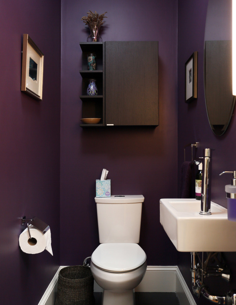 Kleines Modernes Badezimmer mit flächenbündigen Schrankfronten, dunklen Holzschränken, Wandtoilette mit Spülkasten, schwarzer Wandfarbe, Porzellan-Bodenfliesen und Wandwaschbecken in Boston