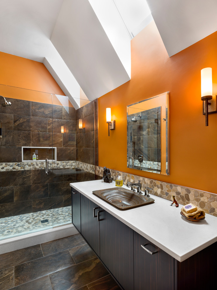 На фото: главная ванная комната среднего размера в современном стиле с плоскими фасадами, темными деревянными фасадами, душем в нише, коричневой плиткой, керамогранитной плиткой, оранжевыми стенами, полом из керамогранита, накладной раковиной, столешницей из искусственного кварца, коричневым полом и душем с распашными дверями