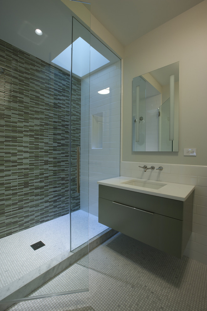 Idee per una stanza da bagno design con piastrelle a mosaico