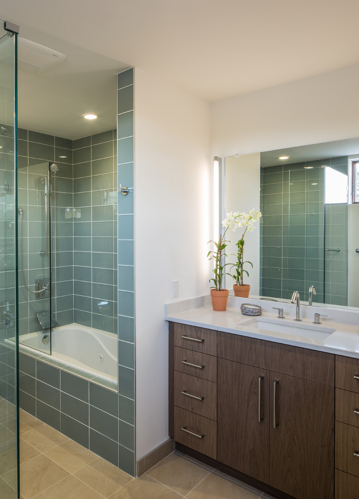 Mittelgroßes Modernes Badezimmer En Suite mit flächenbündigen Schrankfronten, hellbraunen Holzschränken und grünen Fliesen in San Francisco