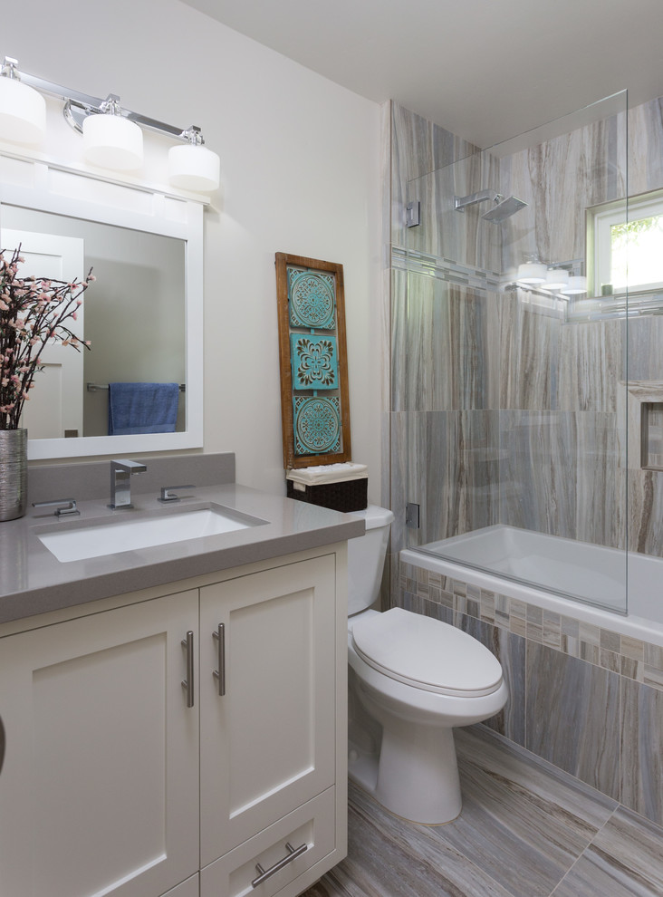 Inspiration för små amerikanska badrum med dusch, med släta luckor, vita skåp, ett platsbyggt badkar, en dusch/badkar-kombination, en toalettstol med separat cisternkåpa, grå kakel, porslinskakel, grå väggar, klinkergolv i porslin, ett undermonterad handfat, bänkskiva i kvarts, grått golv och dusch med gångjärnsdörr