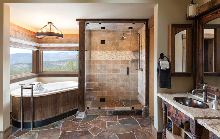 Idéer för att renovera ett stort rustikt en-suite badrum, med öppna hyllor, skåp i ljust trä, ett platsbyggt badkar, en hörndusch, beige väggar, cementgolv, ett nedsänkt handfat, bänkskiva i täljsten, brunt golv och dusch med gångjärnsdörr