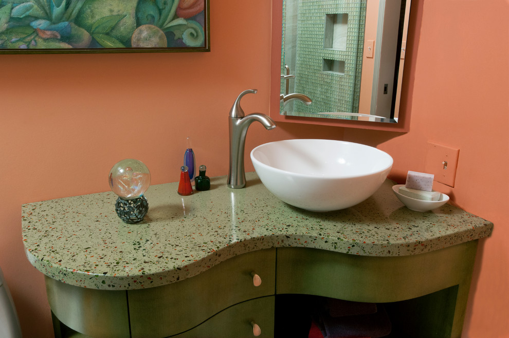 Exempel på ett mellanstort modernt grön grönt badrum med dusch, med möbel-liknande, gröna skåp, en dusch i en alkov, en toalettstol med hel cisternkåpa, rosa väggar, ett fristående handfat, grått golv och dusch med gångjärnsdörr