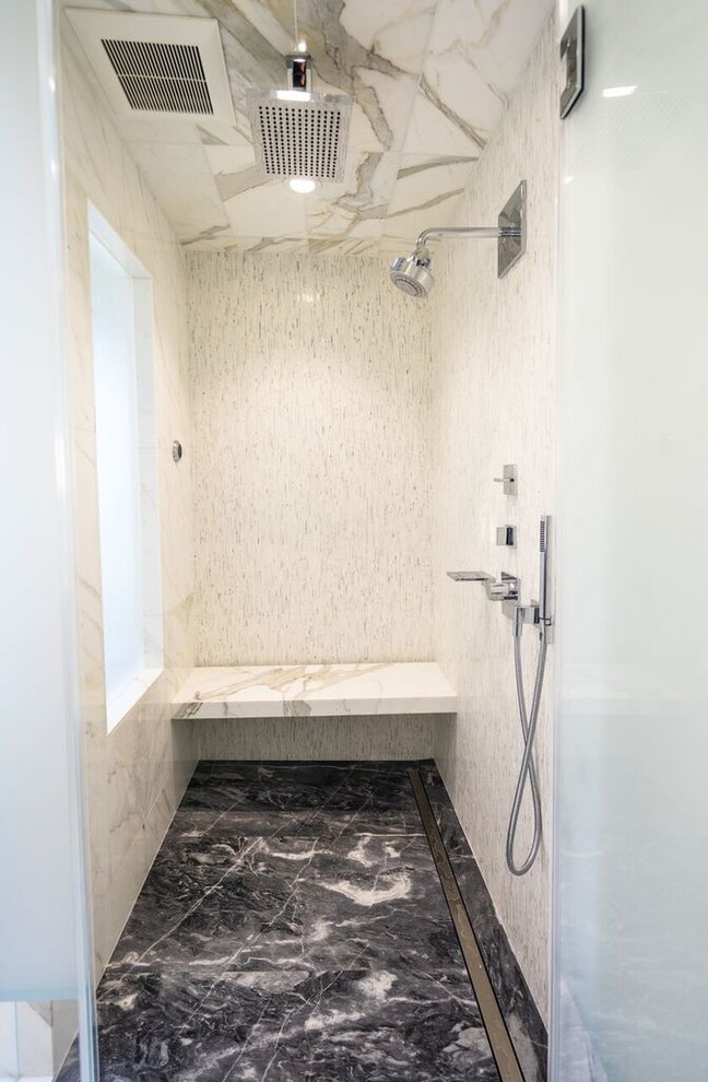 Bild på ett stort funkis en-suite badrum, med släta luckor, skåp i mörkt trä, ett badkar i en alkov, en dusch i en alkov, blå kakel, grå kakel, vit kakel, kakel i småsten, vita väggar, marmorgolv, ett nedsänkt handfat, bänkskiva i kvartsit, dusch med gångjärnsdörr, en vägghängd toalettstol och vitt golv
