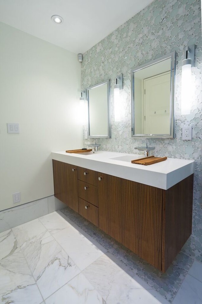 Пример оригинального дизайна: большая ванная комната в современном стиле с плоскими фасадами, темными деревянными фасадами, отдельно стоящей ванной, синей плиткой, серой плиткой, белой плиткой, галечной плиткой, белыми стенами, мраморным полом, накладной раковиной, столешницей из кварцита, душевой кабиной и бирюзовым полом