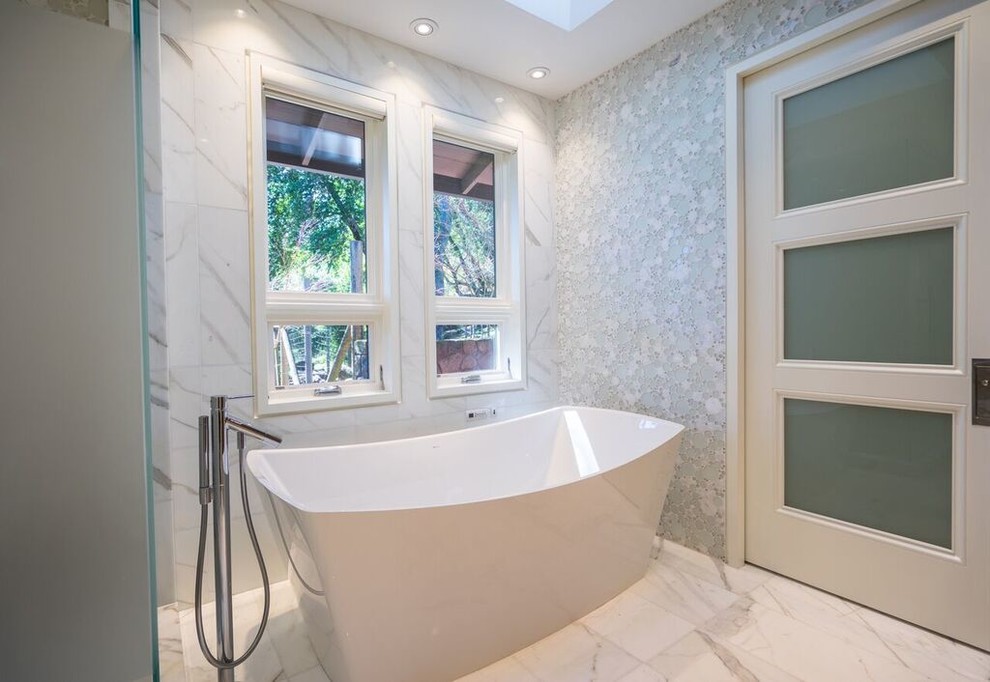 Пример оригинального дизайна: большая главная ванная комната в современном стиле с темными деревянными фасадами, отдельно стоящей ванной, синей плиткой, серой плиткой, белой плиткой, галечной плиткой, белыми стенами, мраморным полом, накладной раковиной, столешницей из кварцита и белым полом
