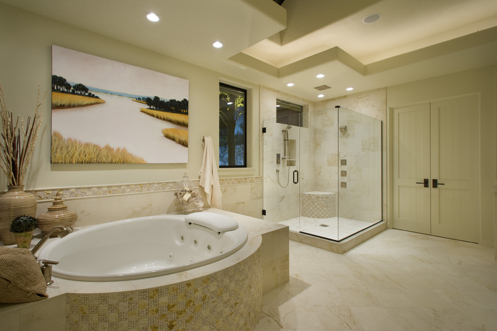 Foto de cuarto de baño actual con bañera encastrada, ducha esquinera y baldosas y/o azulejos beige