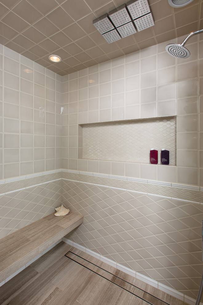 Modern inredning av ett stort en-suite badrum, med beige skåp, ett fristående badkar, en hörndusch, keramikplattor, kalkstensgolv, luckor med upphöjd panel, beige kakel, beige väggar, ett fristående handfat och granitbänkskiva