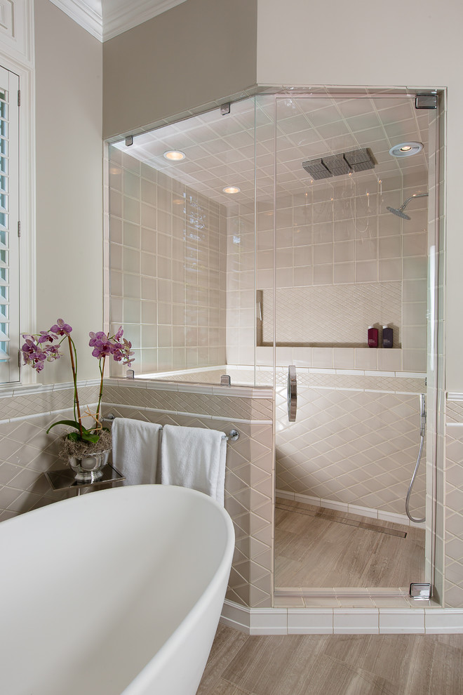 Foto di una grande stanza da bagno padronale tradizionale con vasca freestanding, doccia alcova, piastrelle in ceramica, pareti beige e pavimento in gres porcellanato