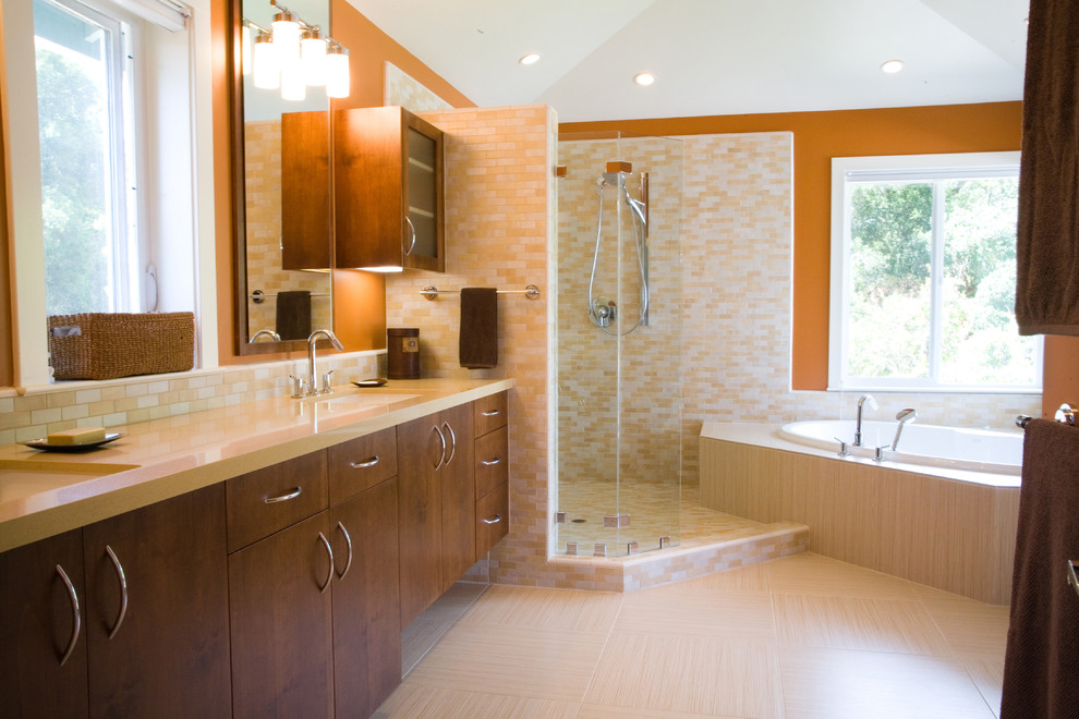 Пример оригинального дизайна: большая главная ванная комната в стиле ретро с плоскими фасадами, фасадами цвета дерева среднего тона, накладной ванной, угловым душем, белой плиткой, желтой плиткой, стеклянной плиткой, оранжевыми стенами, полом из керамической плитки, врезной раковиной, бежевым полом и открытым душем