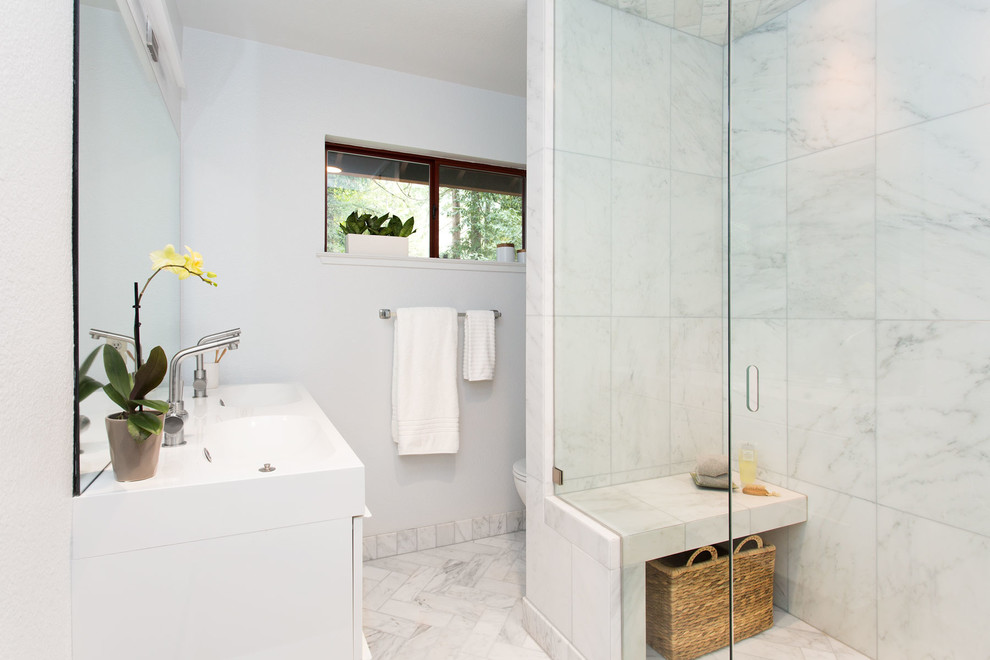 Inspiration för ett 60 tals badrum, med en dusch i en alkov, en toalettstol med separat cisternkåpa, vita väggar, klinkergolv i keramik och ett integrerad handfat