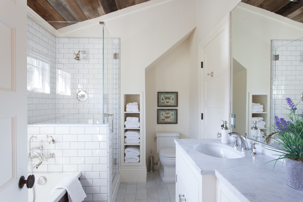 サンフランシスコにあるカントリー風のおしゃれな浴室 (アンダーカウンター洗面器、白いキャビネット、コーナー設置型シャワー、白いタイル、サブウェイタイル、白い壁) の写真