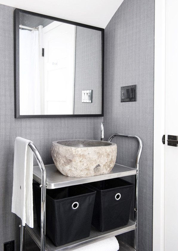 Ejemplo de cuarto de baño contemporáneo pequeño con armarios abiertos, puertas de armario grises, sanitario de una pieza, paredes grises, aseo y ducha y lavabo sobreencimera