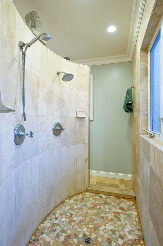 Пример оригинального дизайна: главная ванная комната среднего размера в стиле кантри с двойным душем, зелеными стенами и полом из травертина