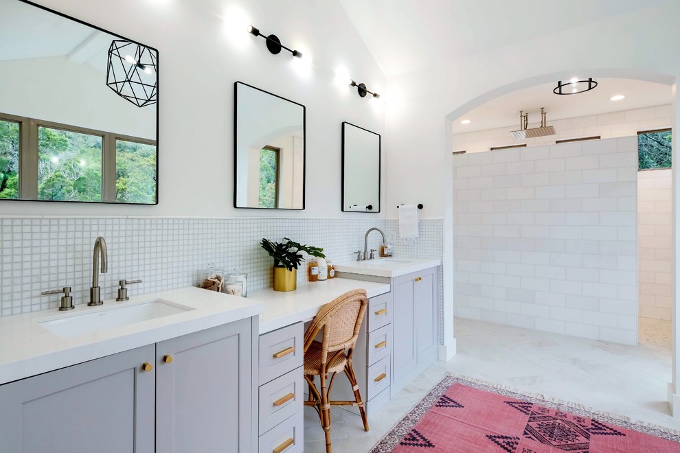 Идея дизайна: ванная комната в стиле неоклассика (современная классика) с фасадами в стиле шейкер, серыми фасадами, душевой комнатой, белой плиткой, белыми стенами, врезной раковиной, белым полом, открытым душем и белой столешницей