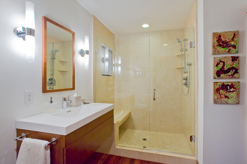 Foto på ett mellanstort funkis badrum, med ett integrerad handfat, släta luckor, skåp i mellenmörkt trä, en öppen dusch, en toalettstol med hel cisternkåpa, beige kakel, porslinskakel, vita väggar och mellanmörkt trägolv