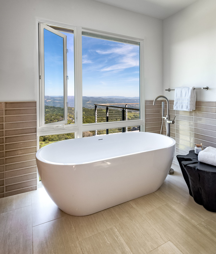 Diseño de cuarto de baño principal contemporáneo grande con bañera exenta, baldosas y/o azulejos de porcelana, paredes blancas, baldosas y/o azulejos grises y suelo beige
