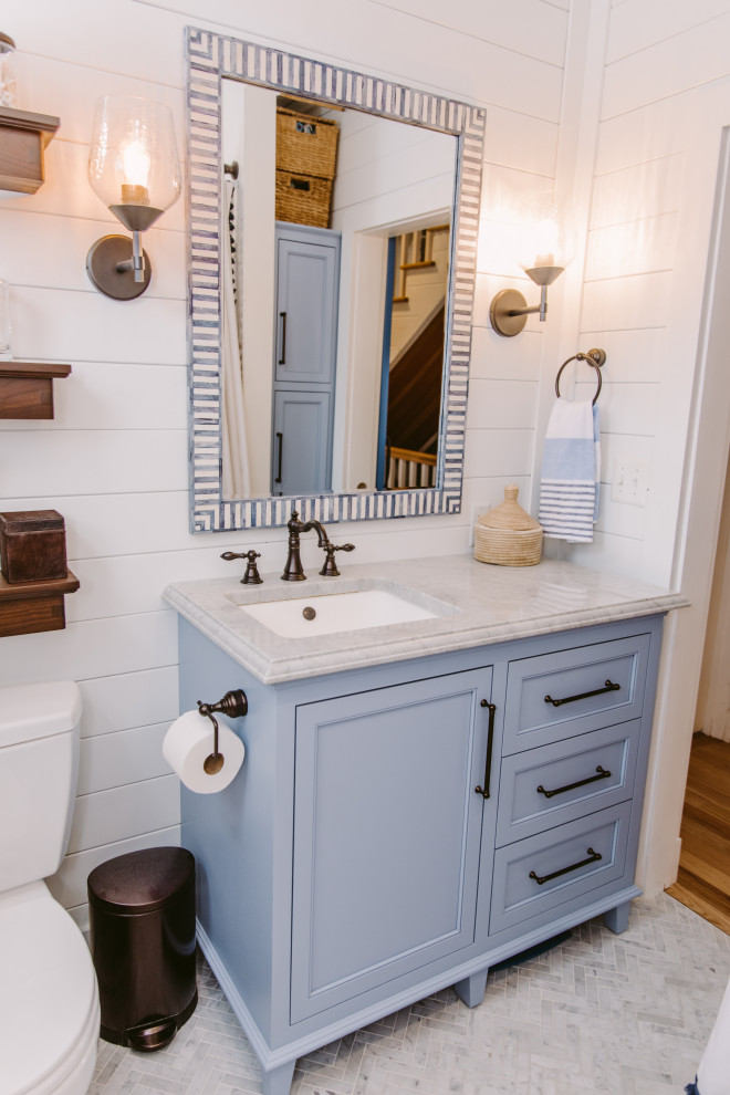 Идея дизайна: маленькая детская ванная комната в морском стиле с фасадами с декоративным кантом, синими фасадами, ванной в нише, душем в нише, унитазом-моноблоком, белой плиткой, плиткой кабанчик, белыми стенами, мраморным полом, накладной раковиной, столешницей из искусственного кварца, серым полом, шторкой для ванной, белой столешницей, тумбой под одну раковину, встроенной тумбой и стенами из вагонки для на участке и в саду