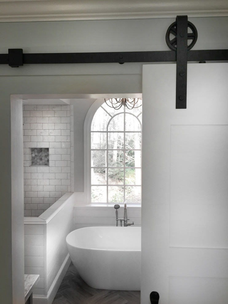 Inredning av ett lantligt mellanstort en-suite badrum, med skåp i shakerstil, grå skåp, ett fristående badkar, en hörndusch, en toalettstol med separat cisternkåpa, vit kakel, keramikplattor, grå väggar, klinkergolv i keramik, ett undermonterad handfat, marmorbänkskiva, grått golv och dusch med gångjärnsdörr