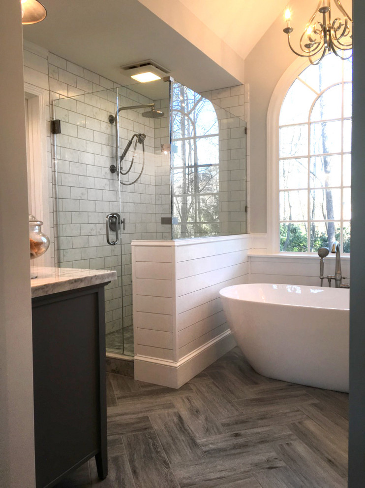 Bild på ett vintage vit vitt en-suite badrum, med ett fristående badkar, en hörndusch, vit kakel, keramikplattor, grå väggar, klinkergolv i porslin, marmorbänkskiva och grått golv