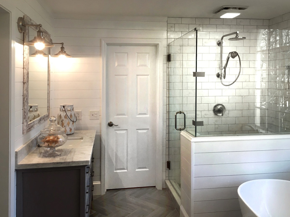 Inspiration för klassiska vitt en-suite badrum, med ett fristående badkar, en hörndusch, vit kakel, keramikplattor, grå väggar, klinkergolv i porslin, marmorbänkskiva och grått golv