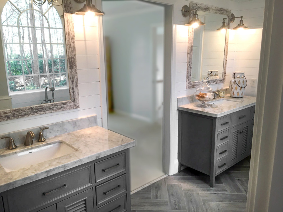 Inredning av ett klassiskt vit vitt en-suite badrum, med ett fristående badkar, en hörndusch, vit kakel, keramikplattor, grå väggar, klinkergolv i porslin, marmorbänkskiva och grått golv