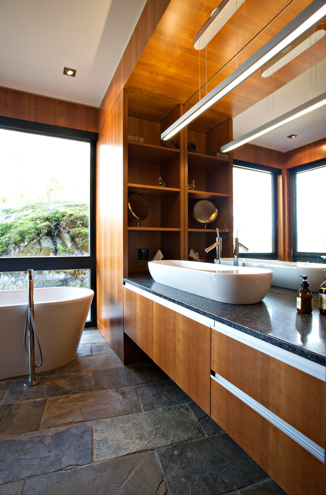 Idée de décoration pour une salle de bain design avec une baignoire indépendante et une vasque.