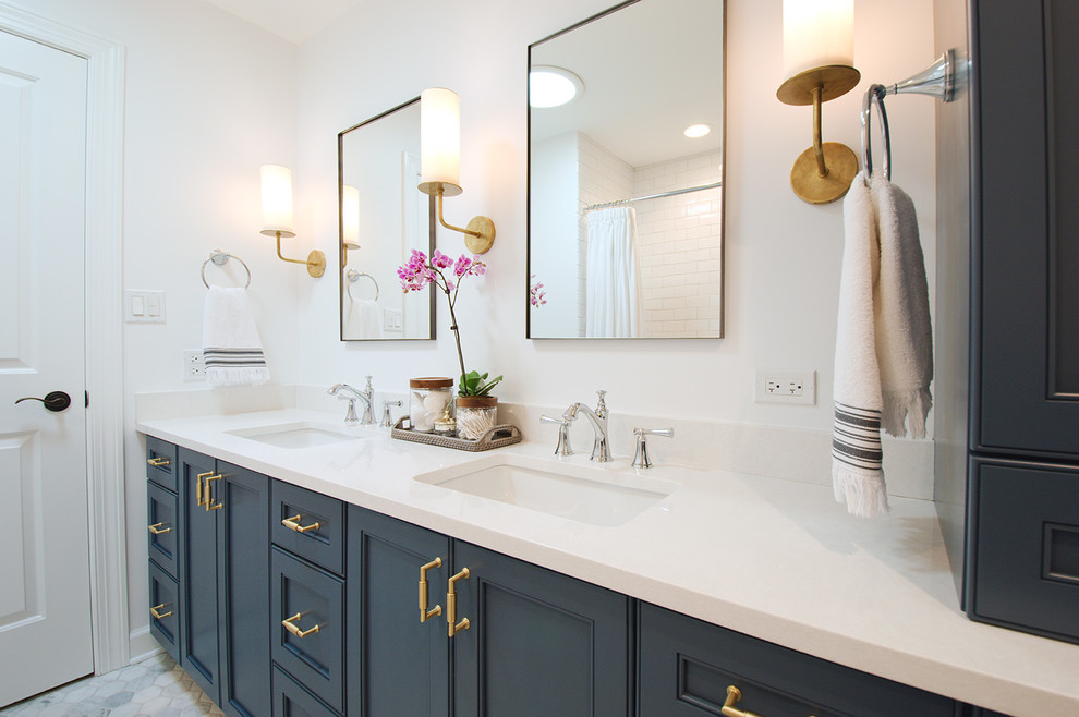 Exempel på ett mellanstort klassiskt badrum, med blå skåp, ett badkar i en alkov, en dusch i en alkov, en toalettstol med separat cisternkåpa, vit kakel, keramikplattor, vita väggar, marmorgolv, ett undermonterad handfat, bänkskiva i kvarts, vitt golv, dusch med duschdraperi och luckor med infälld panel