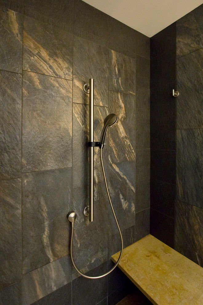 Exempel på ett mellanstort modernt gul gult en-suite badrum, med ett fristående handfat, skåp i ljust trä, träbänkskiva, en kantlös dusch, en toalettstol med separat cisternkåpa, porslinskakel, gula väggar, släta luckor, svart kakel, bambugolv, gult golv och dusch med gångjärnsdörr